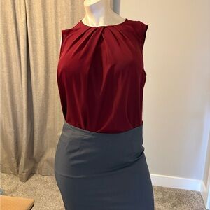 Jones New York Sleeveless Pleated Shell Top in Burgundy